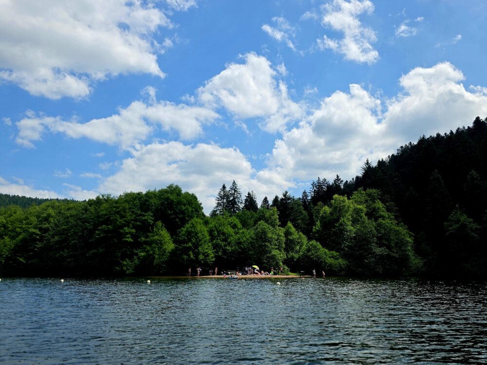 Dans les hautes vosges, entre ses rives, le lac de Gérardmer accepte toutes les façons de le parcourir - pédalo familial et aviron de haut niveau, planche à voile amateur et compétitions de voile, ski nautique débutant et figures de wakeboard.