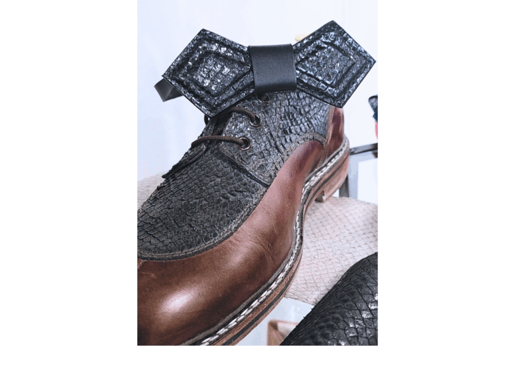 De maitre saurisseur à tanneur, Jean-Marc Casteigt présentait ses cuirs de saumon pour la première fois aux Portes du Cuir. En phase de développement commercial, il donne ses peaux pour qu'elles puissent être testées. Ici, ses peaux de saumon façonnées par le chausseur Le Soulor 1925 et la maroquinier Artus.