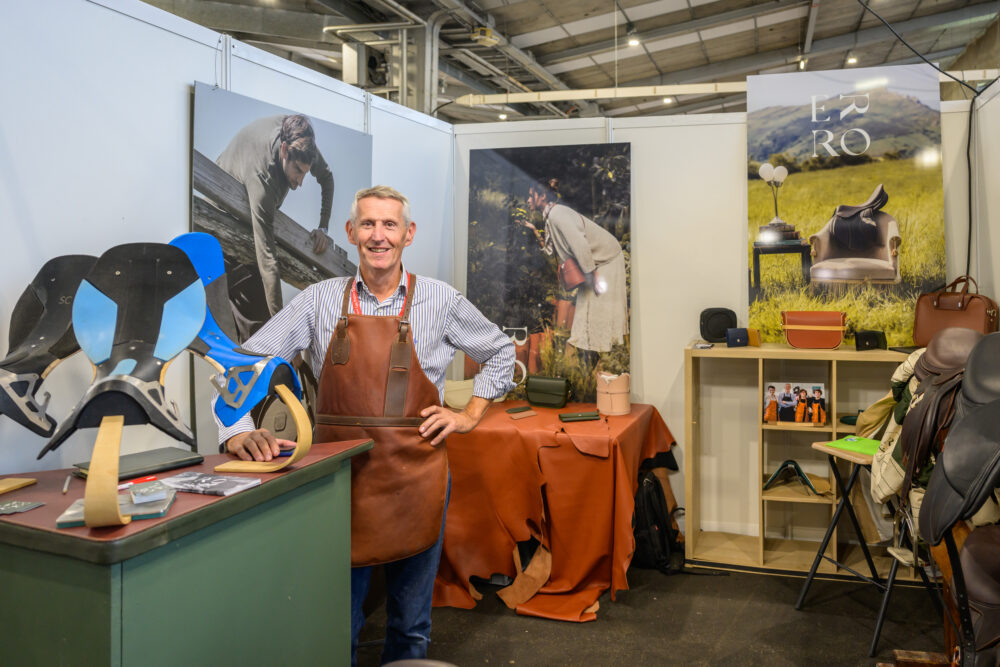 Maroquinerie Erro @JM Ducasse. Il est possible de faire des stages en immersion de quatre jours dans les entreprises du cuir pour mieux orienter son projet professionnel. Reportage de Stéphanie Bui