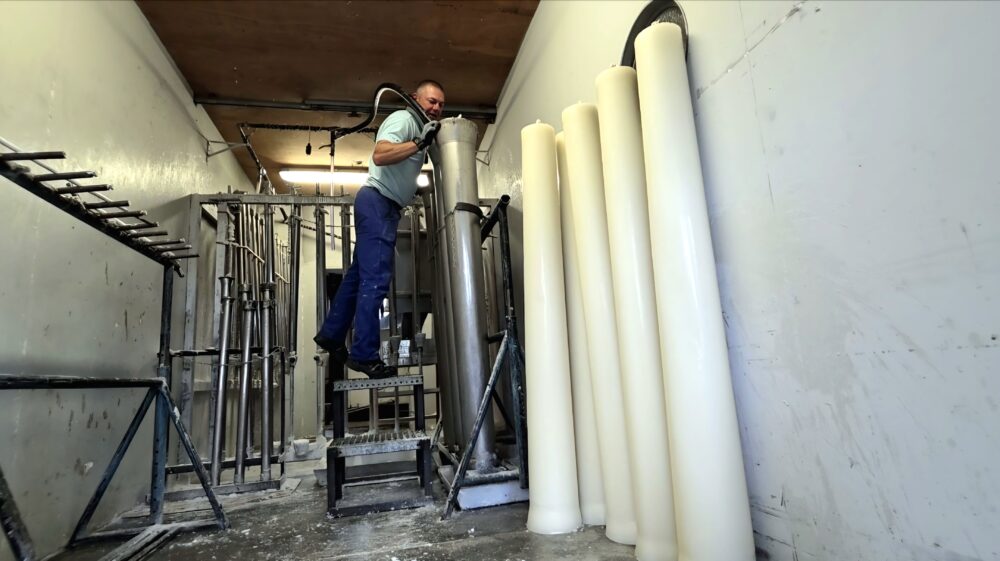 Le savoir-faire du cierge avec le dernière ciergerie à fabrique des gros cierges de 70KG